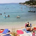 Seaside House Mavarstica, Ciovo - 9206 بيت للعطل *