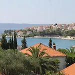 Seaside House Mavarstica, Ciovo - 9206 بيت للعطل *